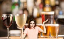 2 bicchieri di vino una caraffa di birra e 3 bicchieri di birra una donna che non sa scegliere